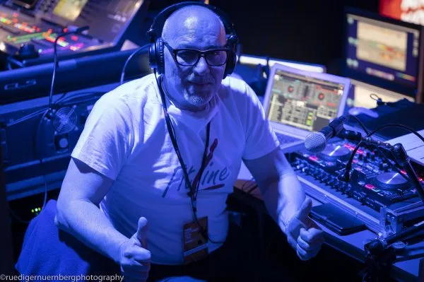 DJ Silver konzentriert an den Decks
